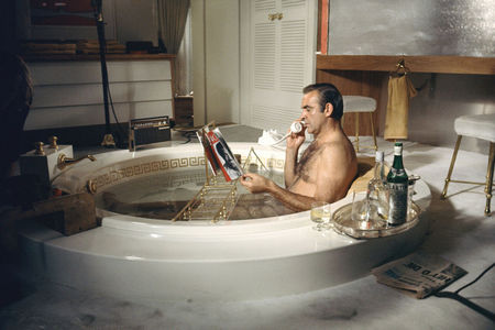 James Bond dans son bain