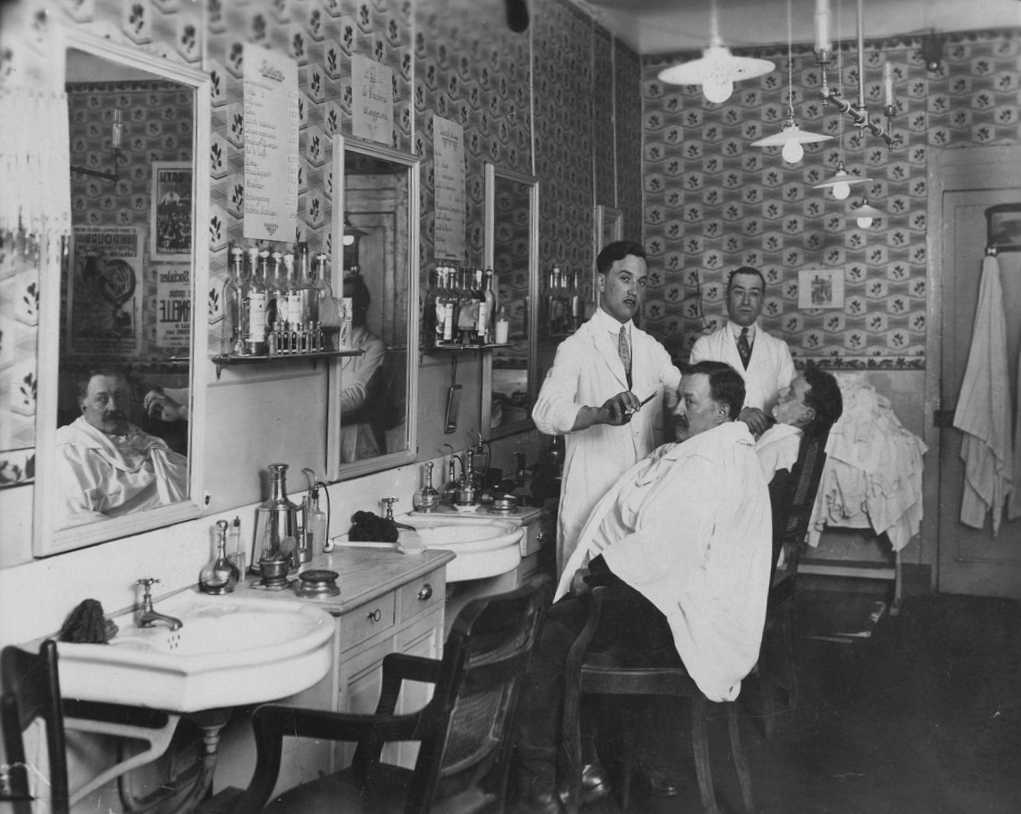 Salon de barbier coiffeur des années 1920 ok